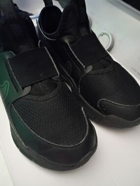 Nike Boys 13.5y Black and Dark Slip-On Athletic Sneakers